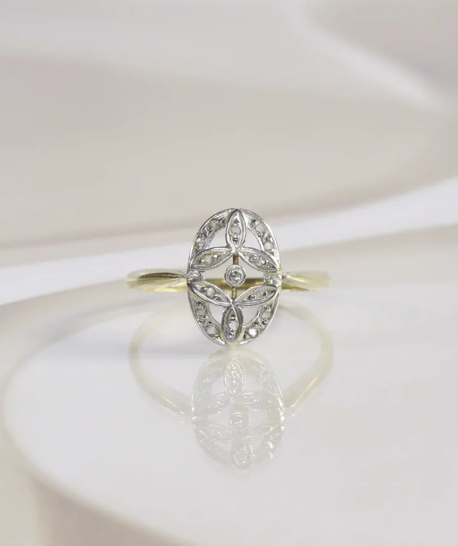 Bague ovale ajourée vue de face de style belle epoque en or et platine