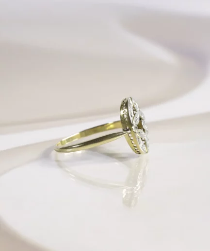 Bague en or et platine de style belle epoque disposée de profil