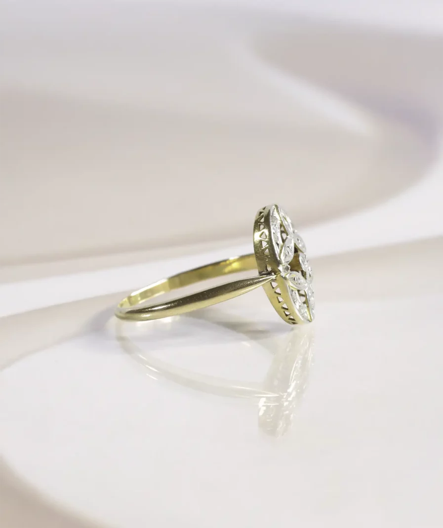 Bague en or et platine de style belle epoque disposée de profil