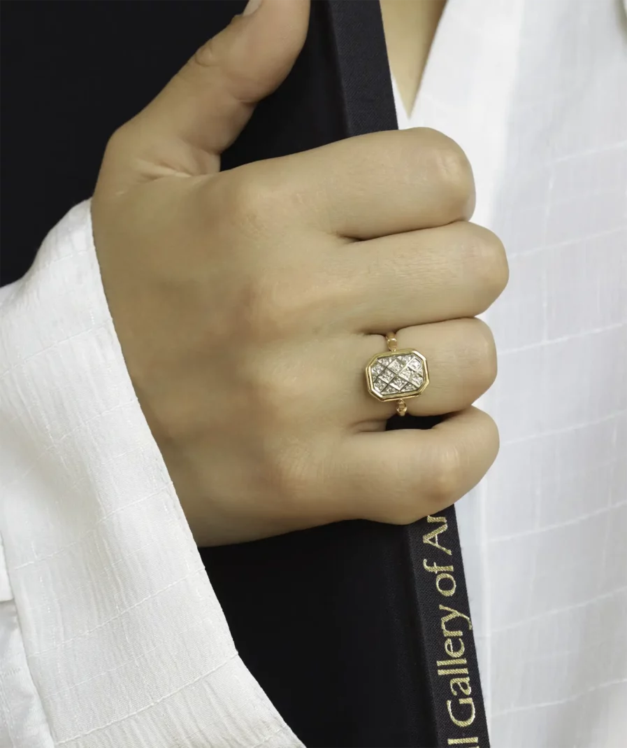 Bague octogonale bi tons en or et or blanc portée sur l'annulaire