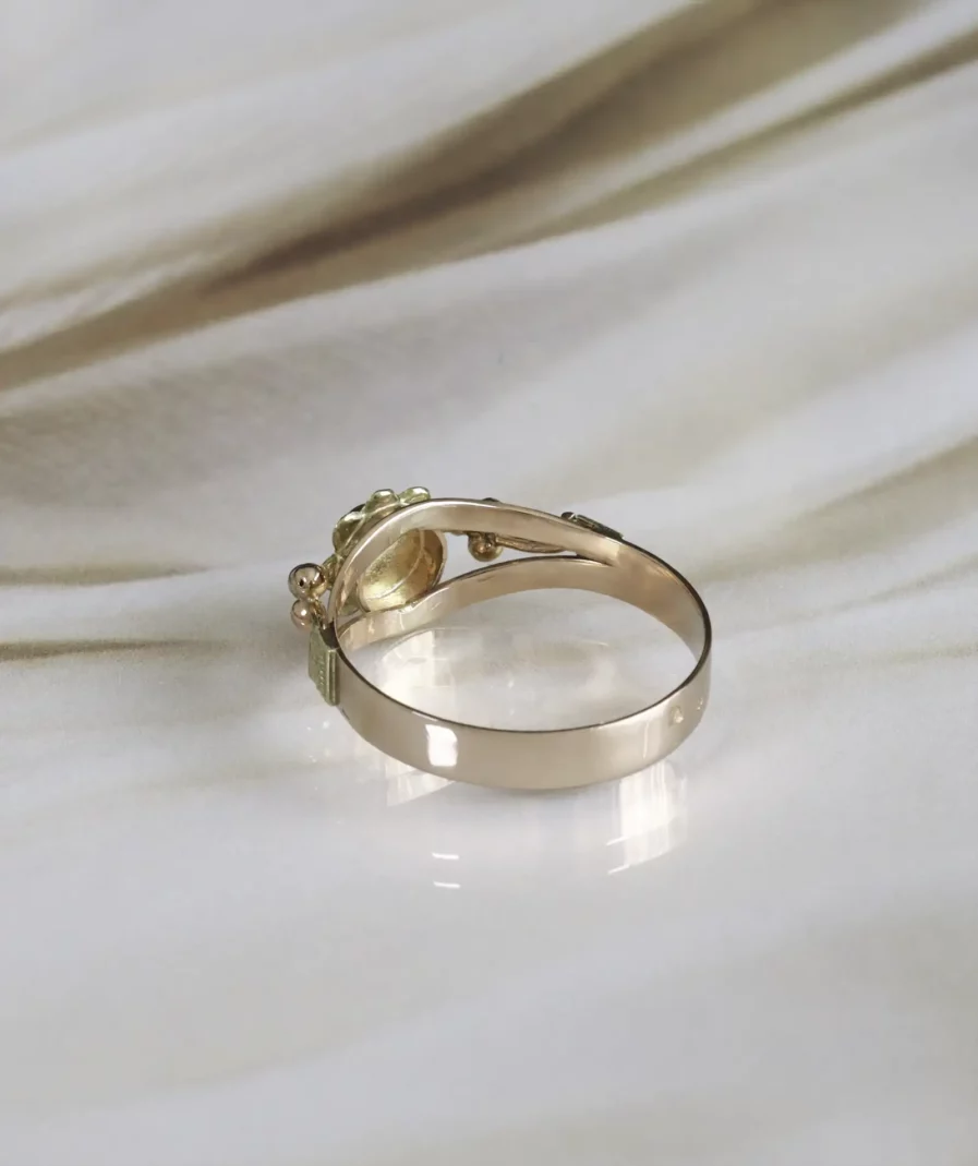 Bague ancienne en or rose et jaune vue de dos