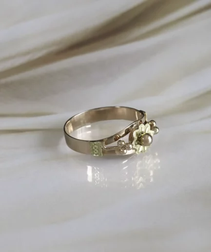 Bague ancienne en or rose et jaune motif fleur et billes d'or