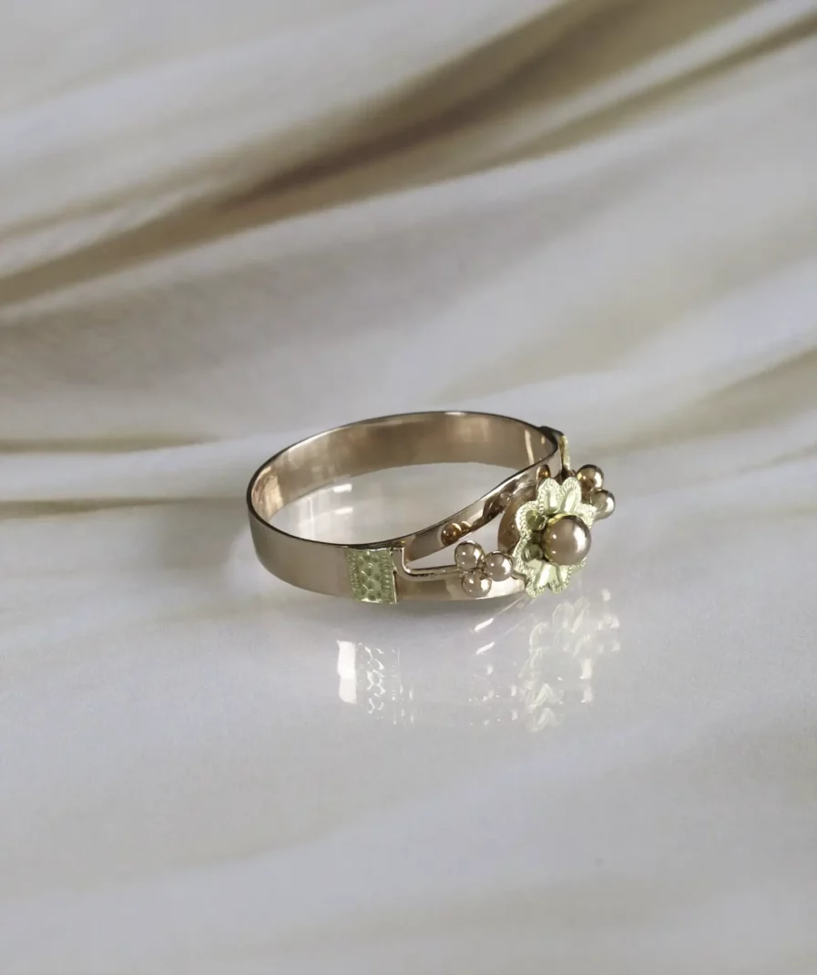 Bague ancienne en or rose et jaune motif fleur et billes d'or